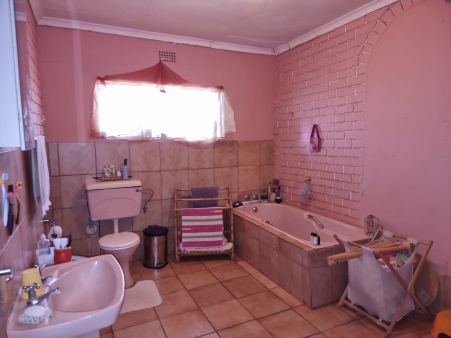 5 Bedroom Property for Sale in Rustenburg North North West